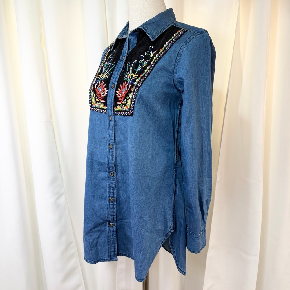 NWT HOLDING HORSES Chambray Denim Button Down Shirt w/ Floral Embroidery Size 0 - Picture 4 of 14